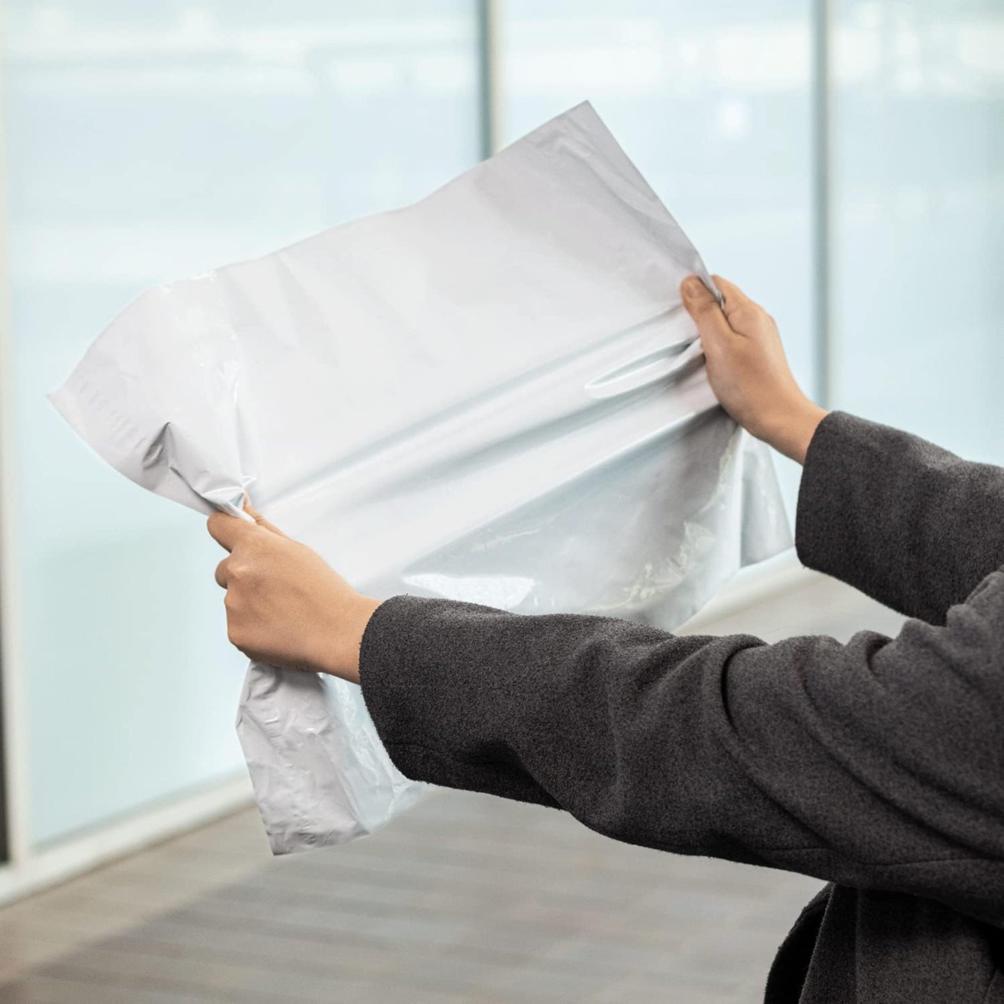 Karat 15.75"x 17.33" White Poly Mailers - Tamper-Evident, Waterproof and Tear Resistant Bags for Small Business Supplies, Bulk Packaging - Easy-to-Use Adhesive Closure Mailing Envelopes, WS-TPM1517W