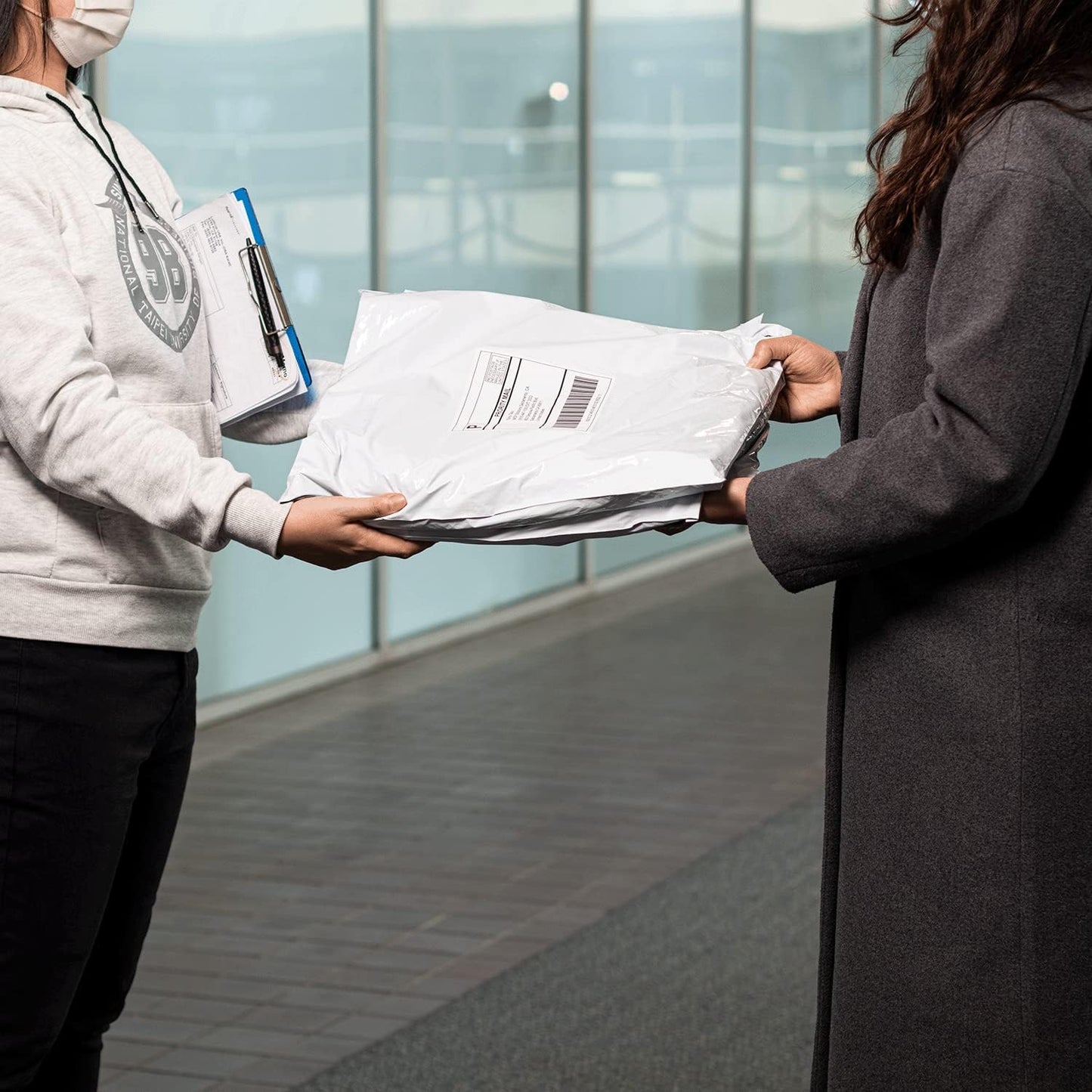 Karat 15.75"x 17.33" White Poly Mailers - Tamper-Evident, Waterproof and Tear Resistant Bags for Small Business Supplies, Bulk Packaging - Easy-to-Use Adhesive Closure Mailing Envelopes, WS-TPM1517W